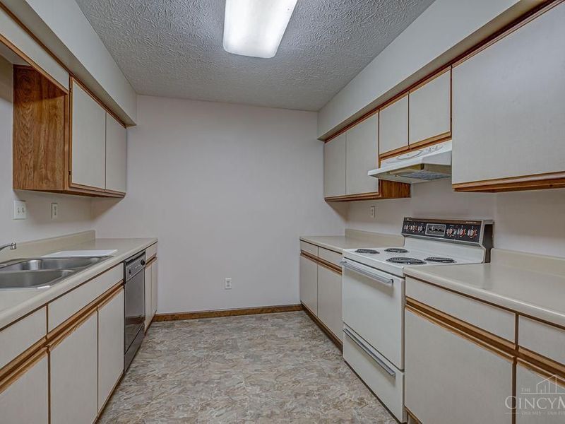 650 Leo Drive, Hamilton, OH 45013 Photo 9