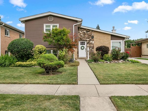 8143 N Clifton Avenue, Niles, IL 60714