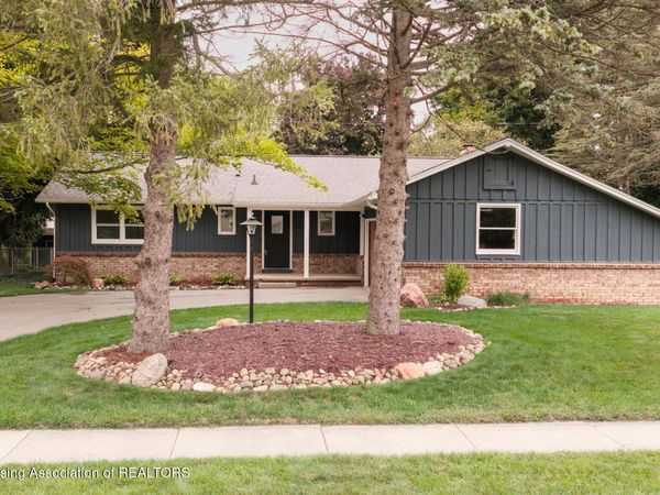 1064 Woodside Drive, Haslett, MI 48840