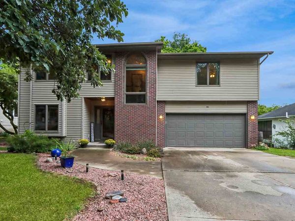 1934 Meadow Ridge Ln, Iowa City, IA 52245