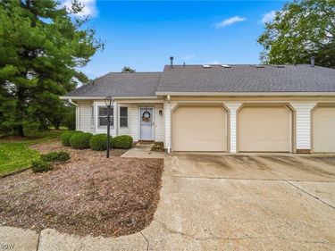 775 Hampton Circle, Unit 2, Aurora, OH 44202
