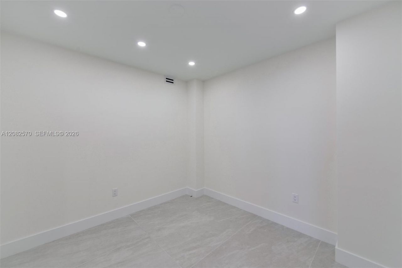 1985 S Ocean Dr, Unit 8Q, Hallandale Beach, FL 33009 Photo