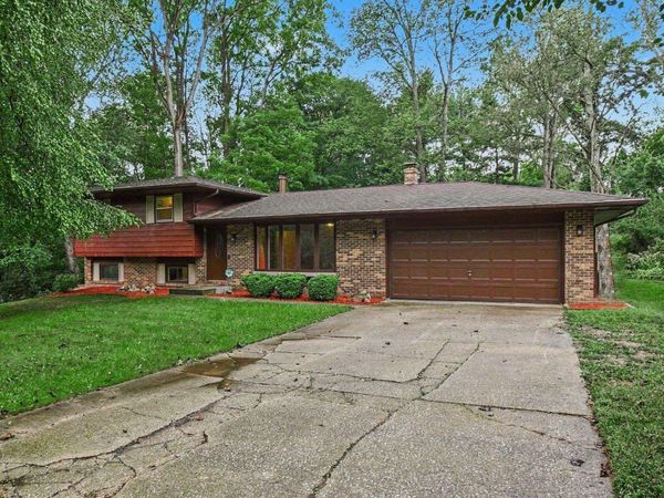 51205 Green Hill Drive, South Bend, IN 46628