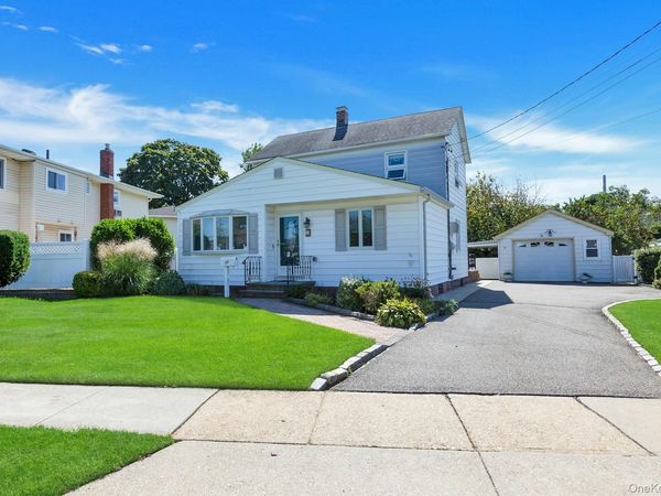 59 11th Street , Hicksville, NY 11801
