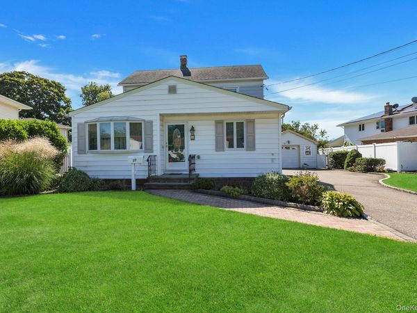 59 11th Street , Hicksville, NY 11801