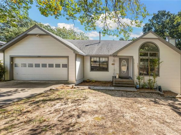 2320 N Briarwood Lane , Fayetteville, AR 72703
