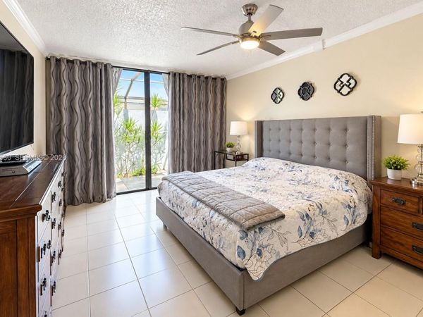 1401 W Golfview Dr, Pembroke Pines, FL 33026
