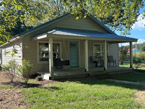 121 2nd St , Big Sandy, TN 38221