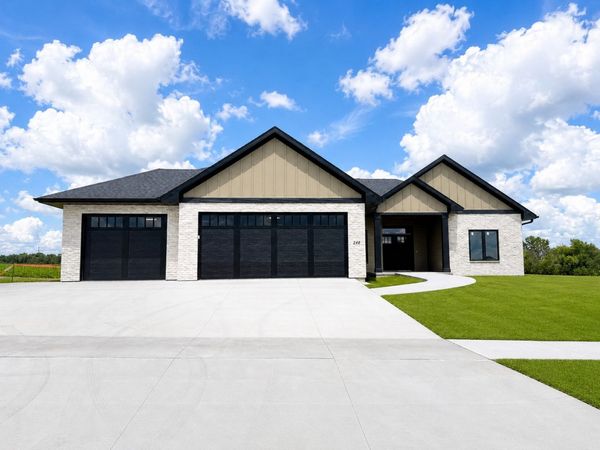 240 Howard Avenue NW, Swisher, IA 52338