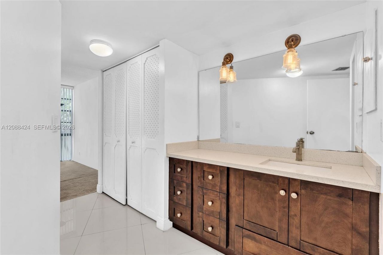 20400 W Country Club Dr, Unit 315, Aventura, FL 33180 Photo