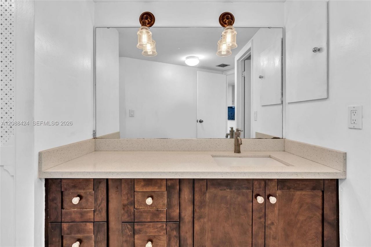 20400 W Country Club Dr, Unit 315, Aventura, FL 33180 Photo