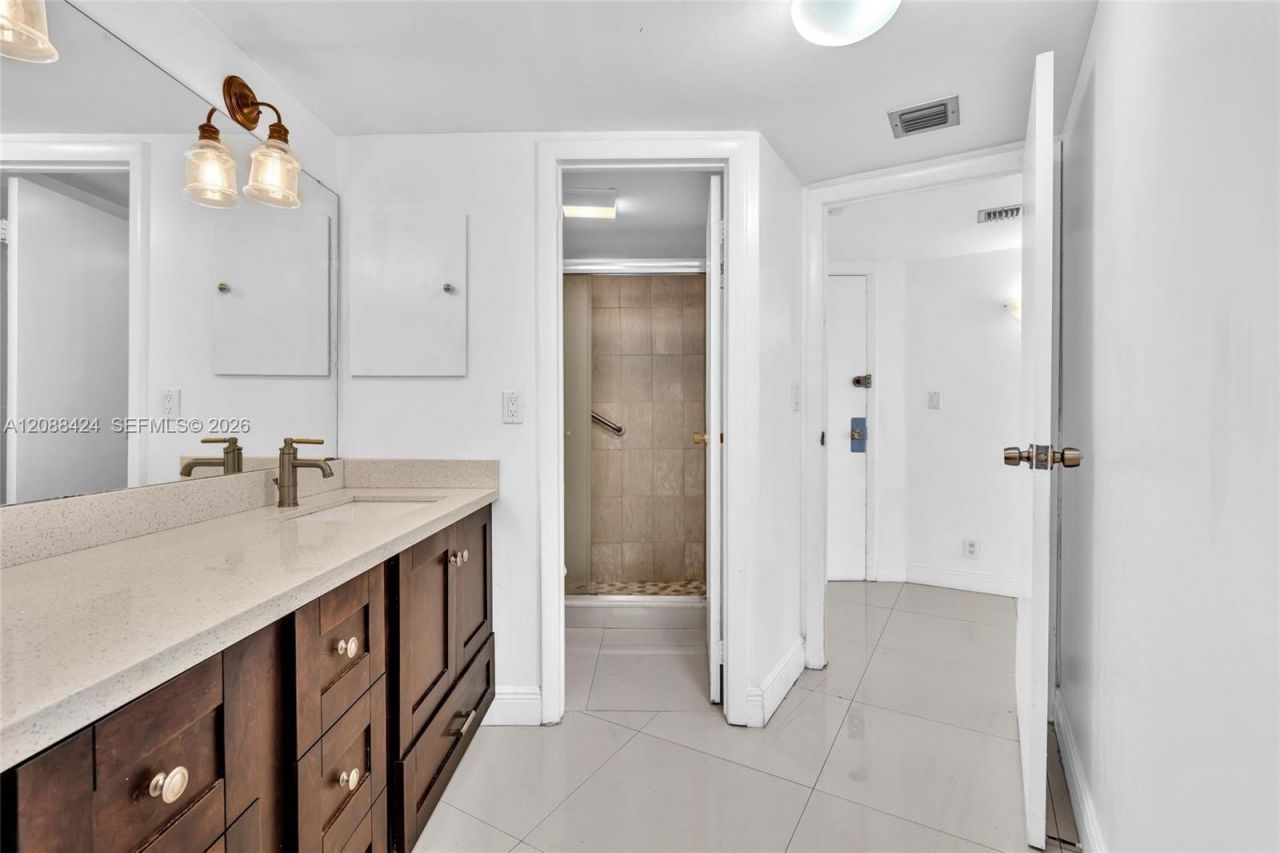 20400 W Country Club Dr, Unit 315, Aventura, FL 33180 Photo
