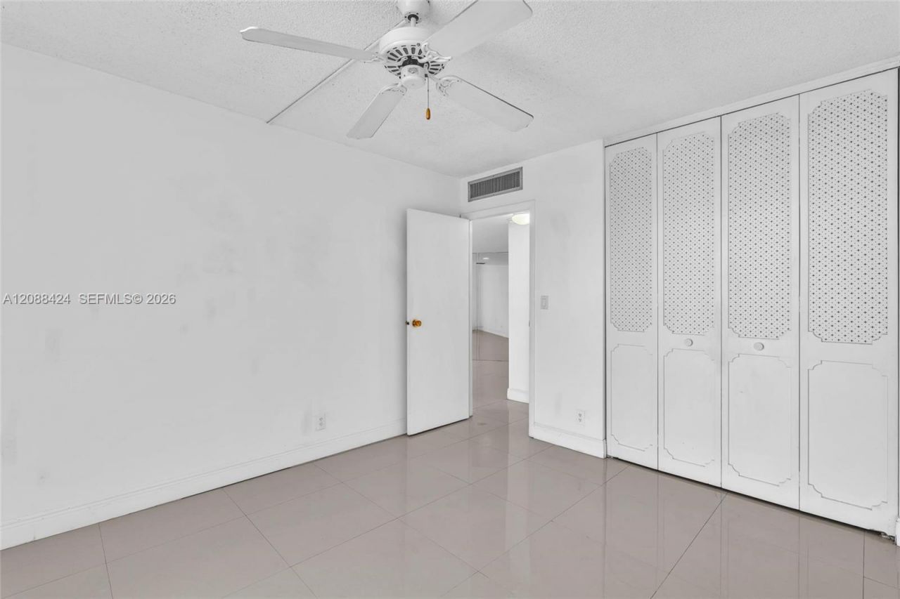 20400 W Country Club Dr, Unit 315, Aventura, FL 33180 Photo