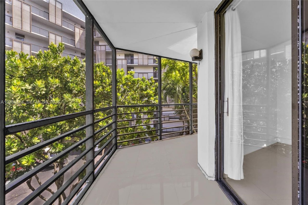 20400 W Country Club Dr, Unit 315, Aventura, FL 33180 Photo