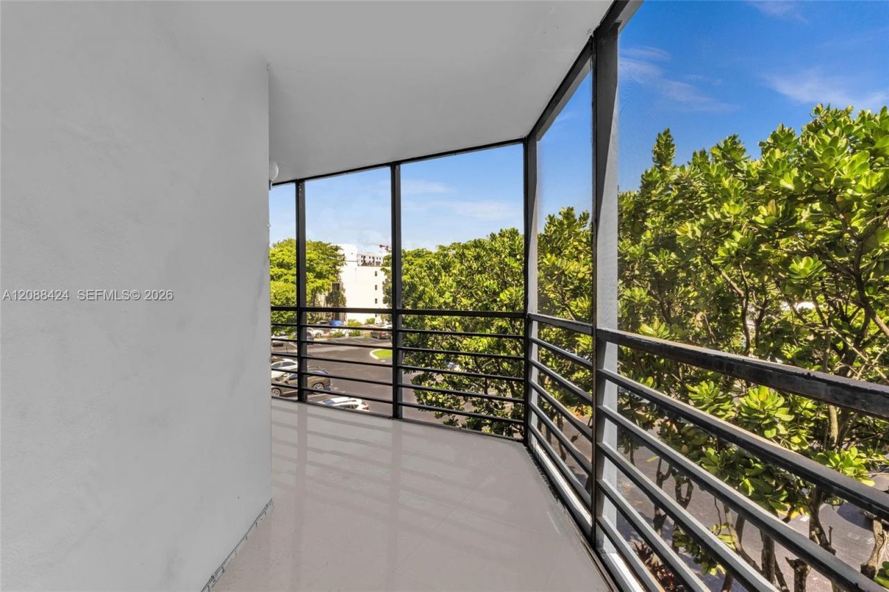 20400 W Country Club Dr, Unit 315, Aventura, FL 33180 Photo