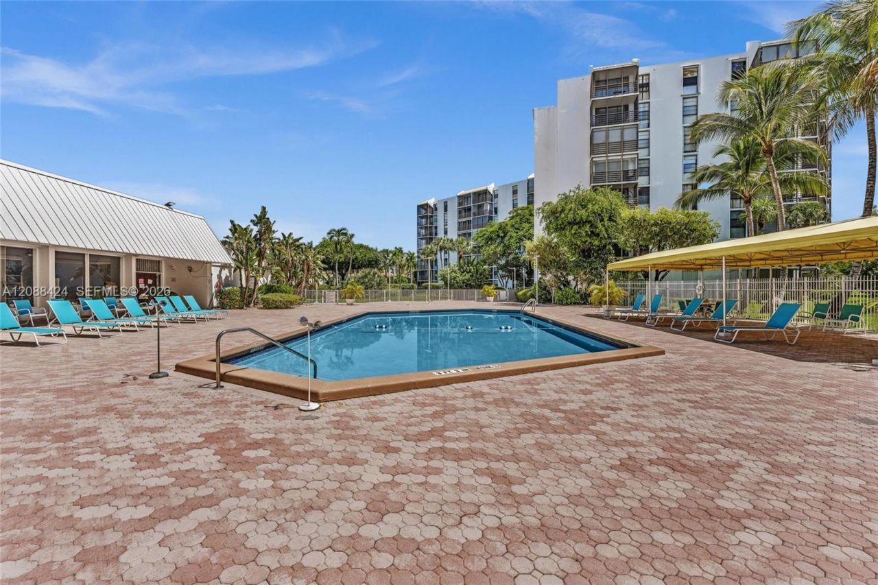 20400 W Country Club Dr, Unit 315, Aventura, FL 33180 Photo