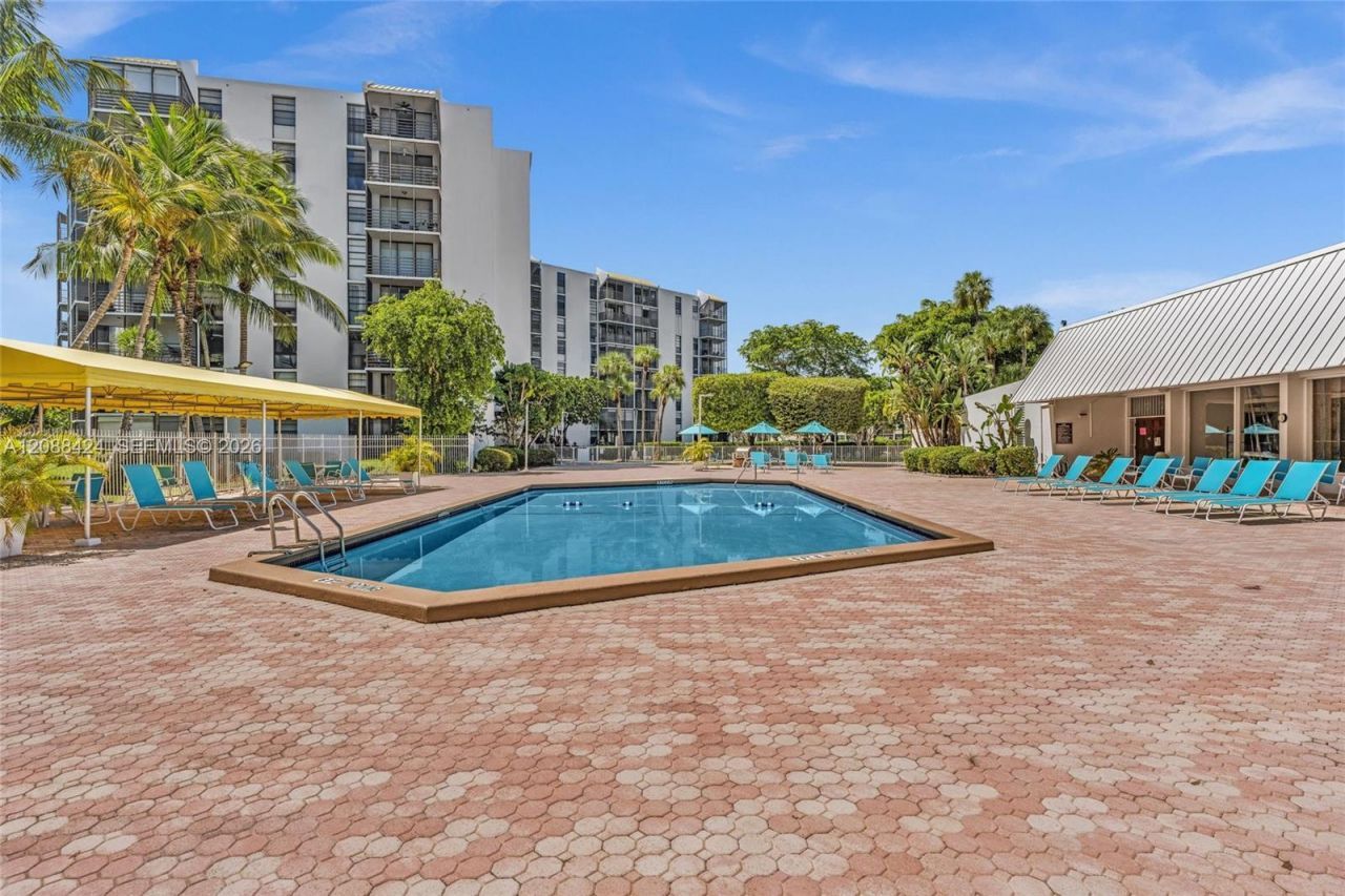 20400 W Country Club Dr, Unit 315, Aventura, FL 33180 Photo