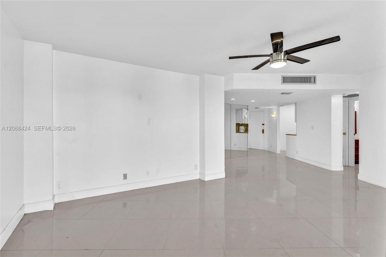 20400 W Country Club Dr, Unit 315, Aventura, FL 33180 Photo