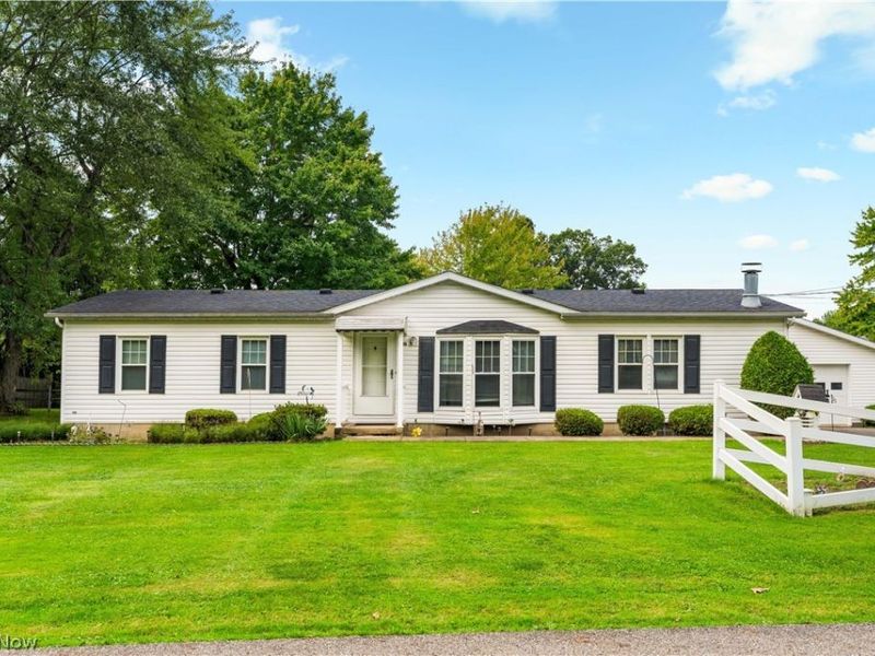 4025 Burke Avenue NE, Louisville, OH 44641 Photo 2