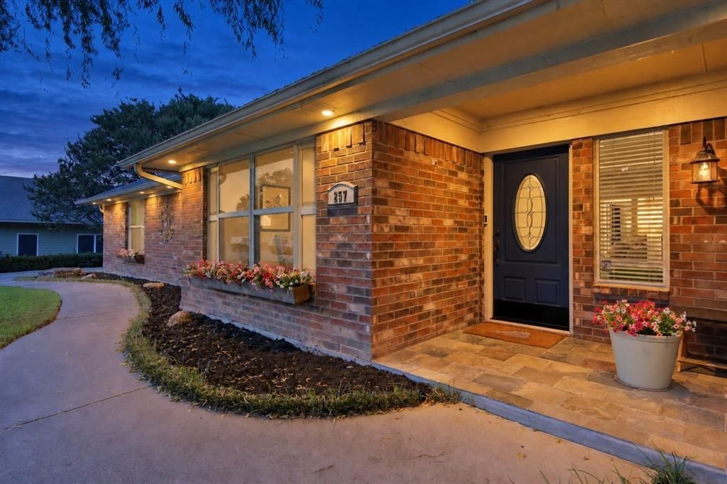257 Willow Ridge Road, Fort Worth, TX 76103 Main Photo