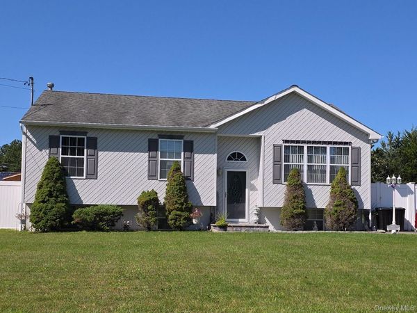 906 Bayview Avenue, Bellport, NY 11713