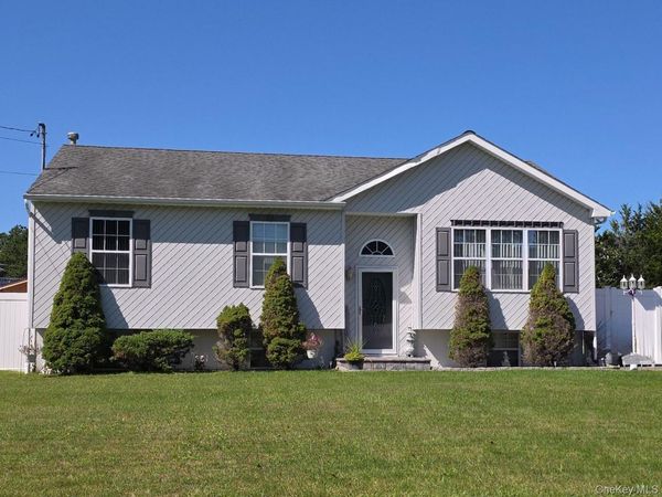 906 Bayview Avenue, Bellport, NY 11713