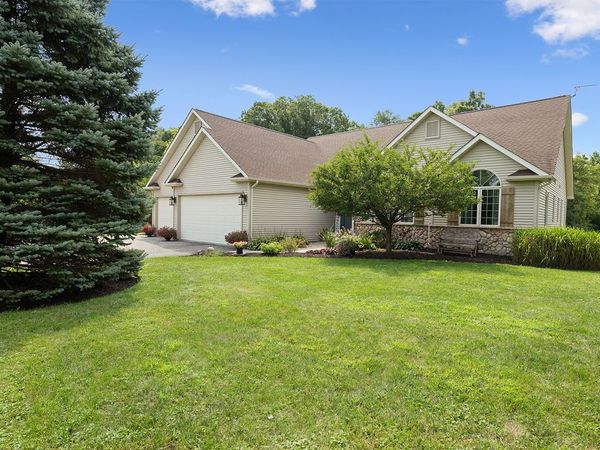 W7265 Robins Way , Elkhorn, WI 53121
