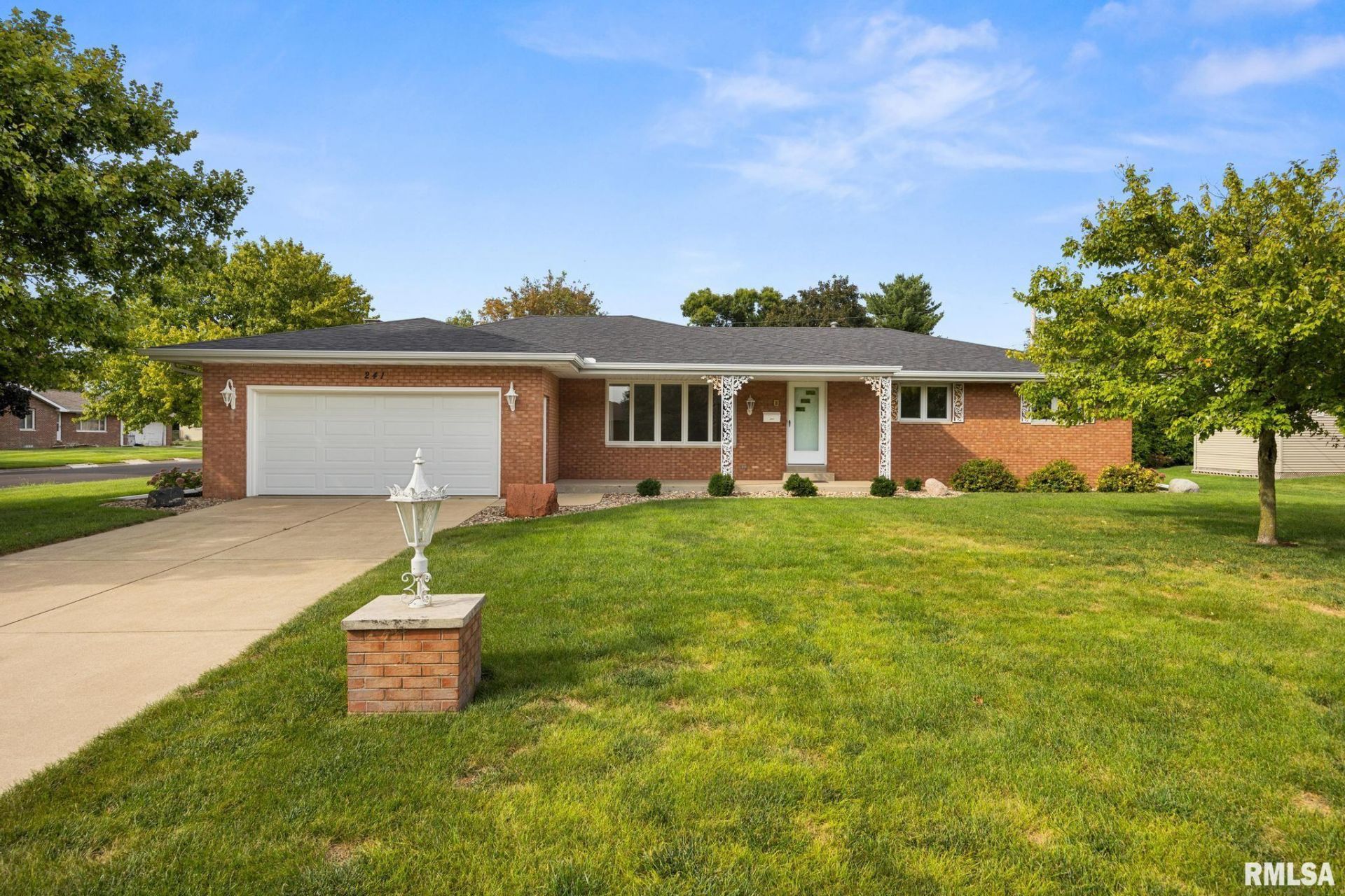 241 W Edgewood Street, Morton, IL 61550 Main Photo