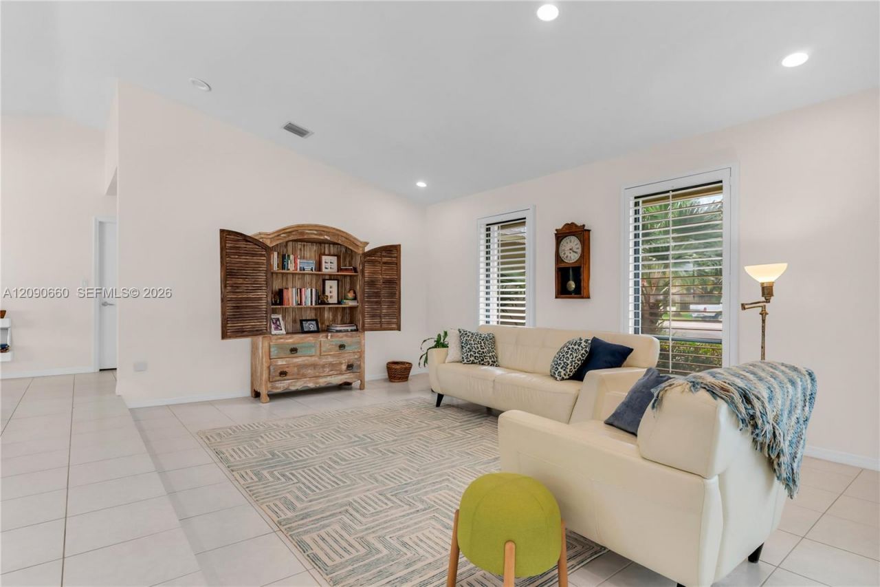 7915 SW 155th St, Palmetto Bay, FL 33157 Photo