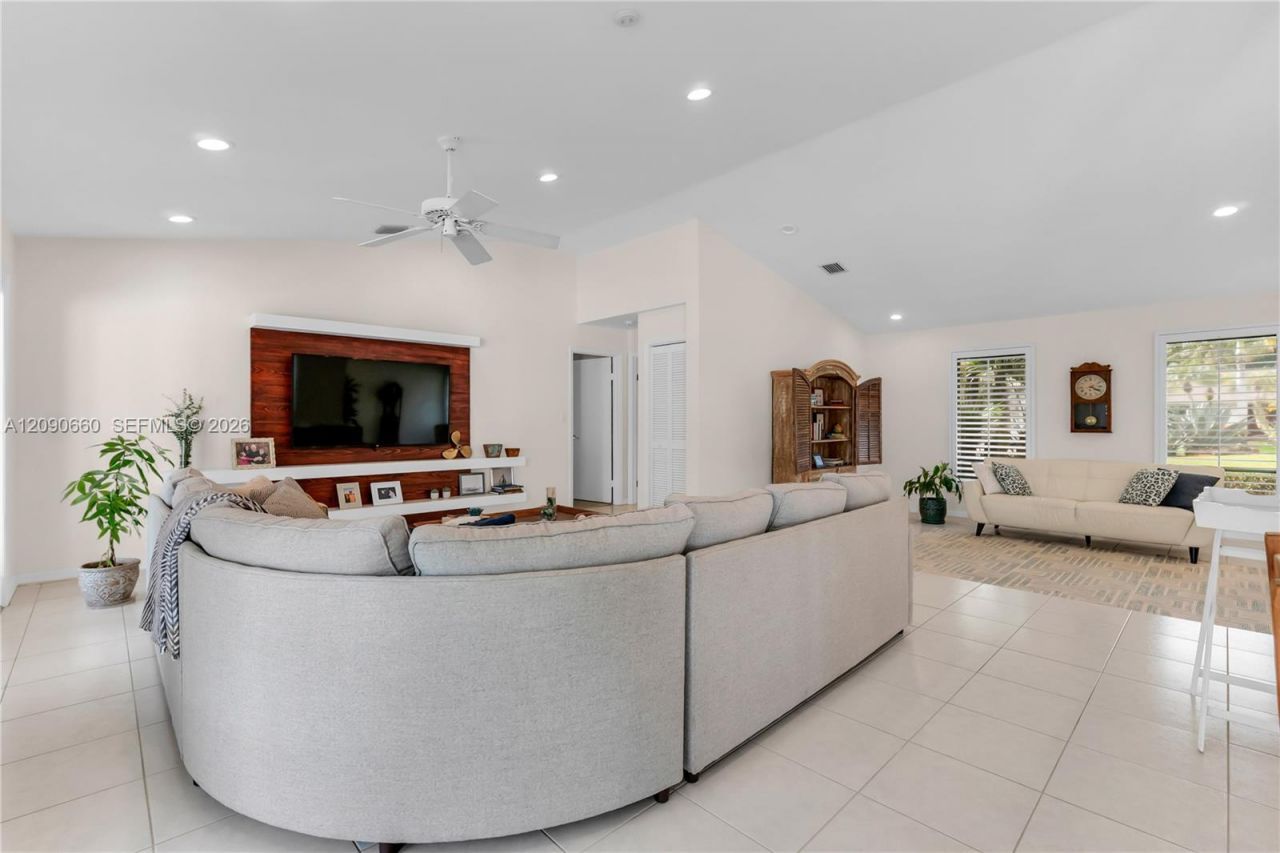 7915 SW 155th St, Palmetto Bay, FL 33157 Photo