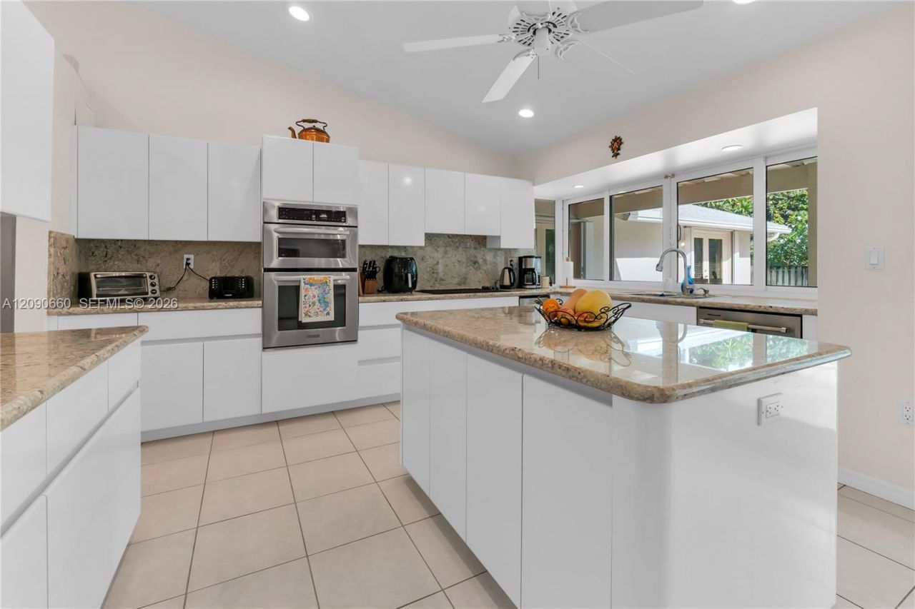 7915 SW 155th St, Palmetto Bay, FL 33157 Photo
