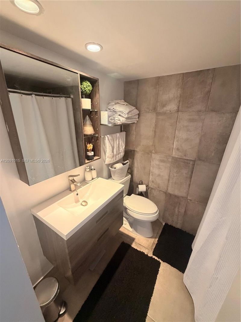 5700 Collins Ave , Unit 9B, Miami Beach, FL 33140 Photo