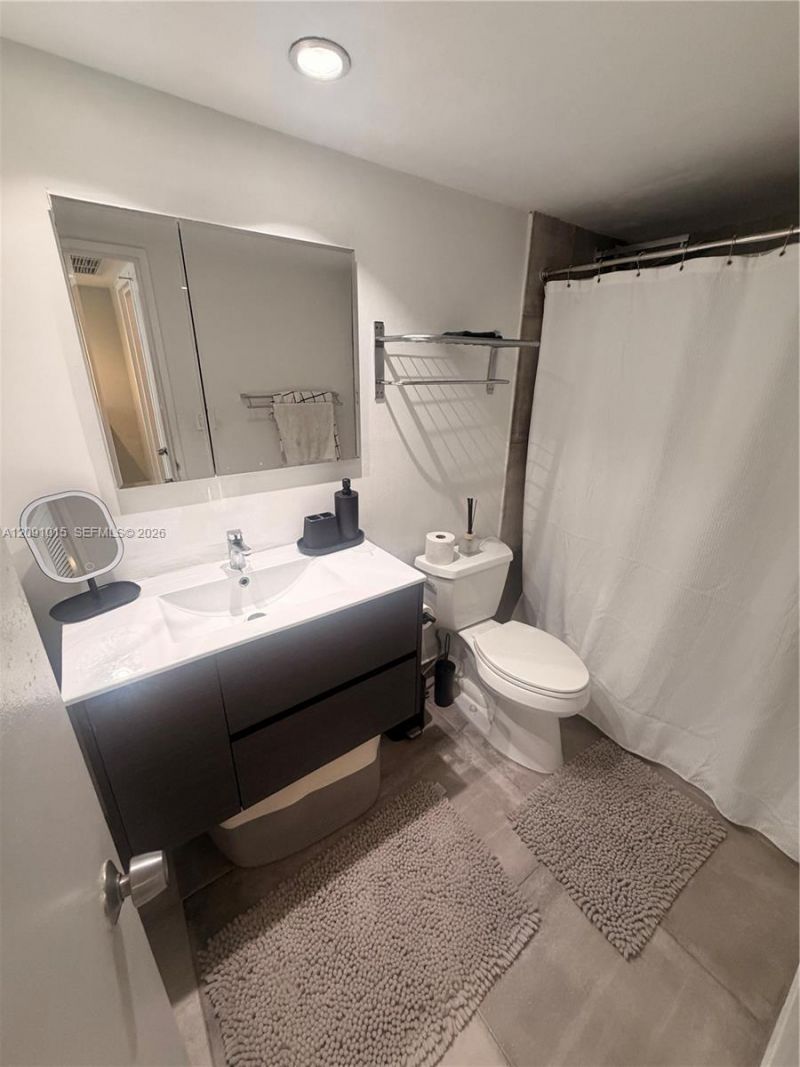 5700 Collins Ave , Unit 9B, Miami Beach, FL 33140 Photo