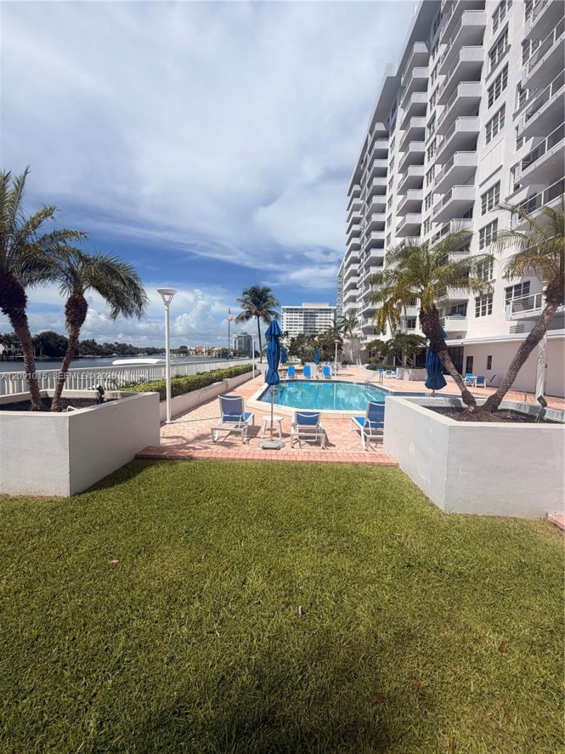 5700 Collins Ave , Unit 9B, Miami Beach, FL 33140 Photo