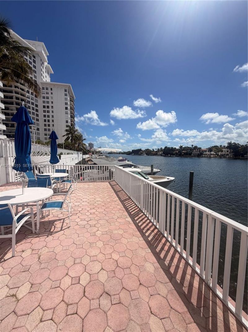 5700 Collins Ave , Unit 9B, Miami Beach, FL 33140 Photo