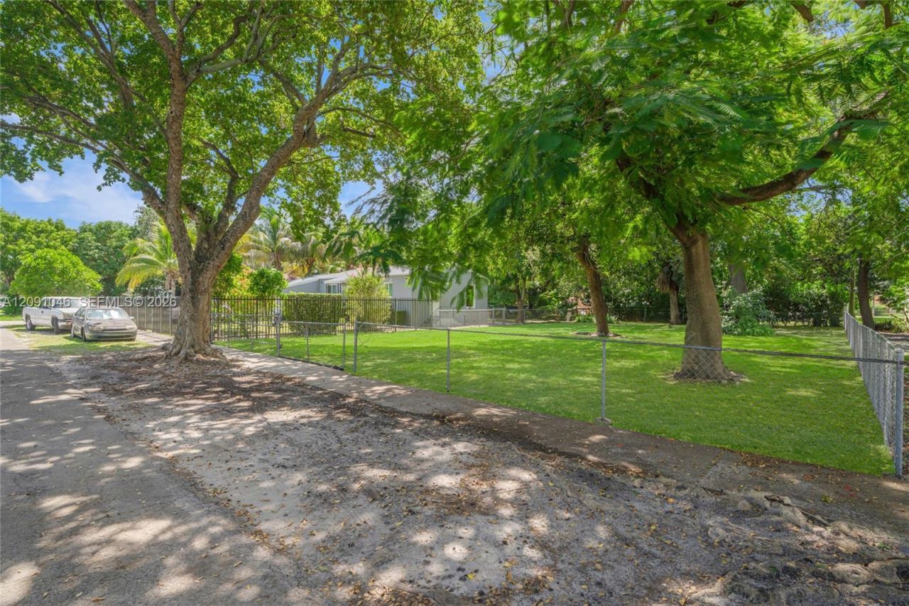 1060 NW 44th St , Miami, FL 33127 Photo
