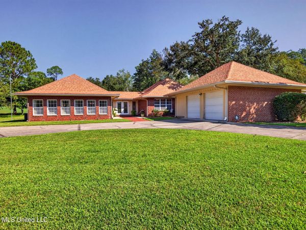 56113 E Diamondhead Drive, Diamondhead, MS 39525