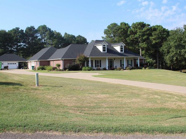 899 Deerwood Ln., Nashville, AR 71852