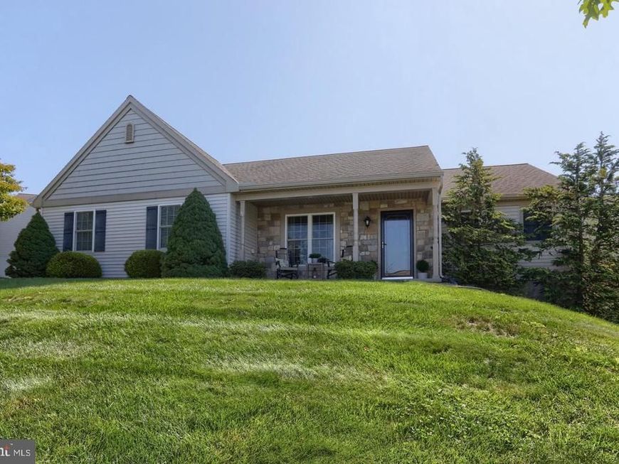 858 Water Edge Ct , Lebanon, PA 17046 Main Photo