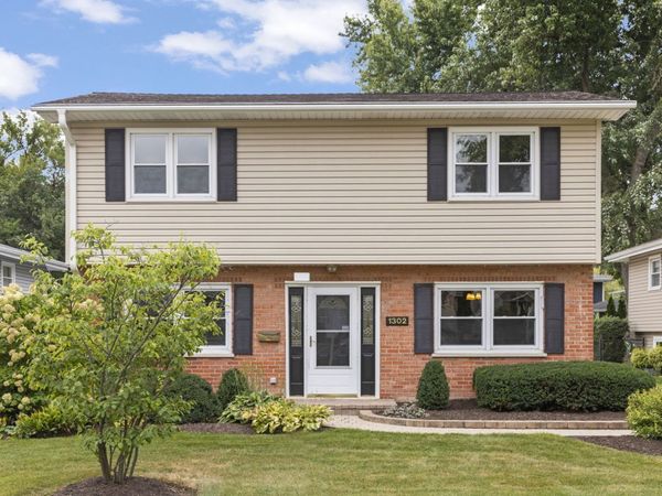 1302 Coolidge Avenue , Wheaton, IL 60189