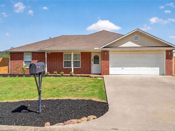 2724 Jessica Place , Fayetteville, AR 72701