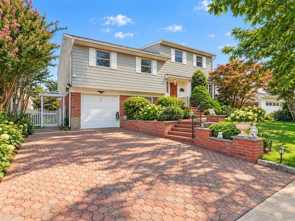 31 Colony Lane, Syosset, NY 11791