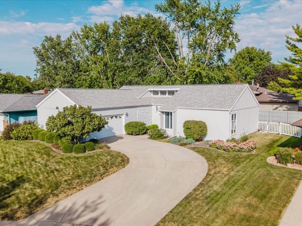 20 Independence Square , Bloomington, IL 61704