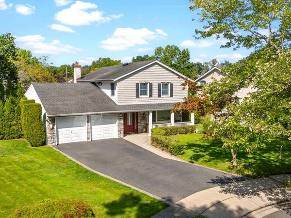 89 Brook Court S, New Hyde Park, NY 11040