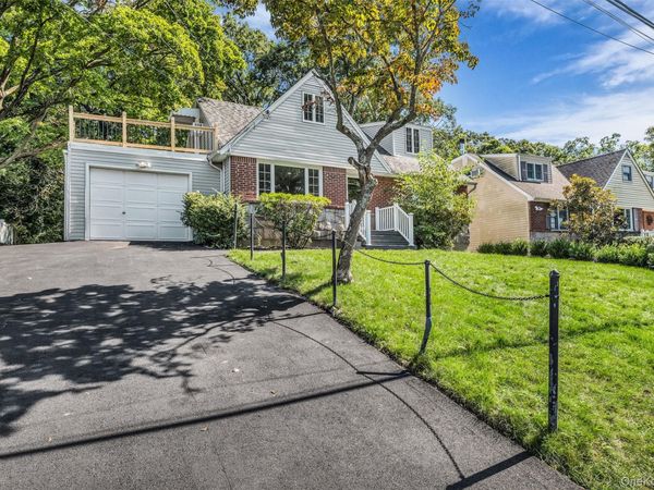26 Shelley Place, Huntington Station, NY 11746