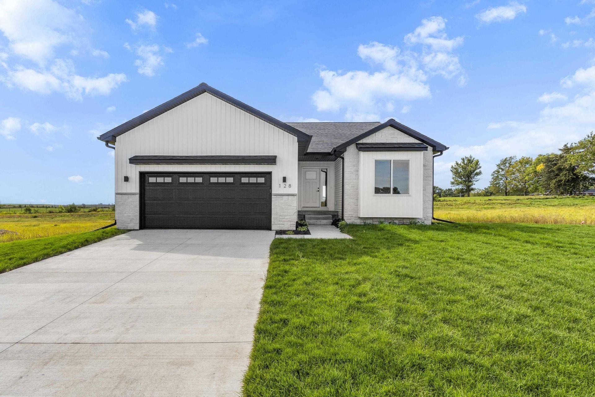 168 Paradise Blvd , Waterloo, IA 50701 Main Photo