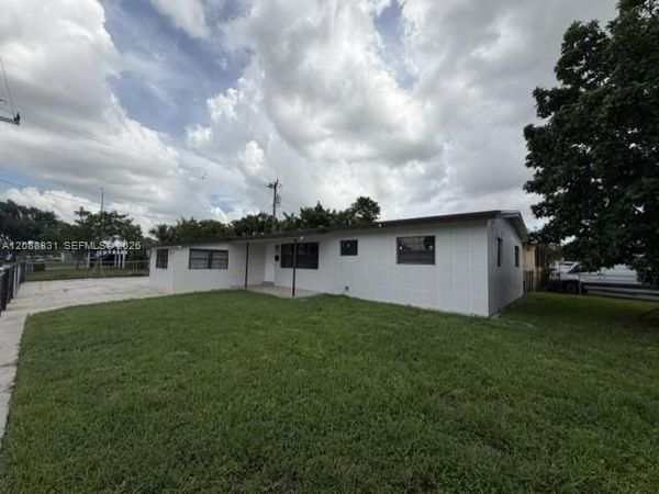 955 E 1st St , Hialeah, FL 33010