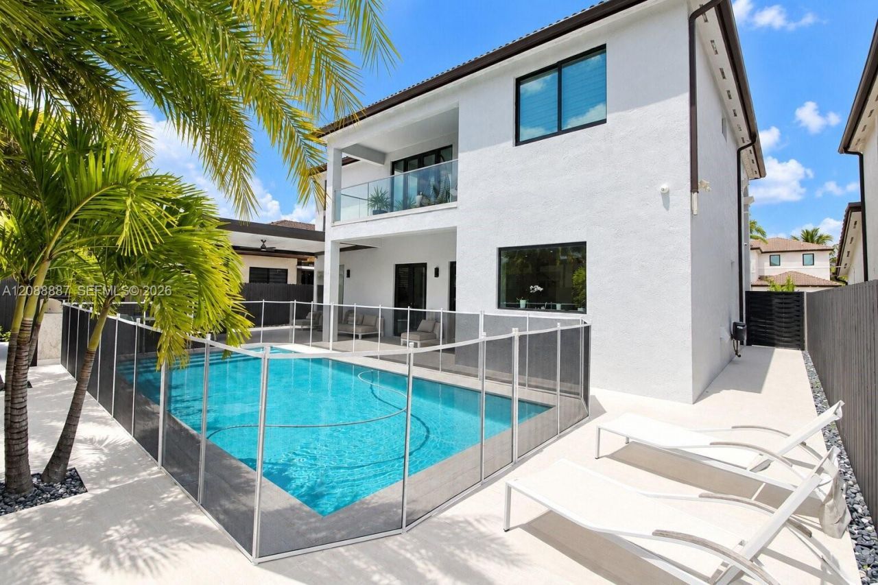 8872 NW 181st St , Hialeah Gardens, FL 33018 Photo