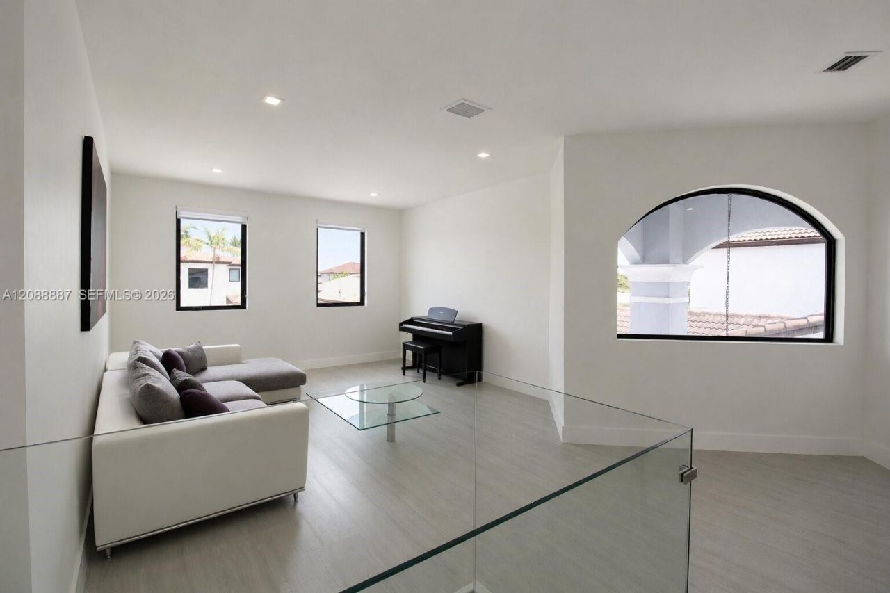 8872 NW 181st St , Hialeah Gardens, FL 33018 Photo
