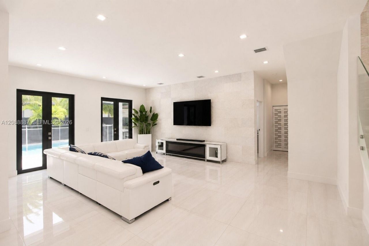 8872 NW 181st St , Hialeah Gardens, FL 33018 Photo